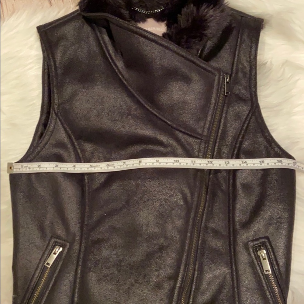 BANANA REPUBLIC MULTI ZIP MOTO FAUX SHEARLING VEST - Picture 9 of 10
